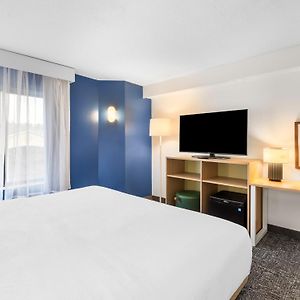 King Room Bath Tub Mobility or Hearing Access